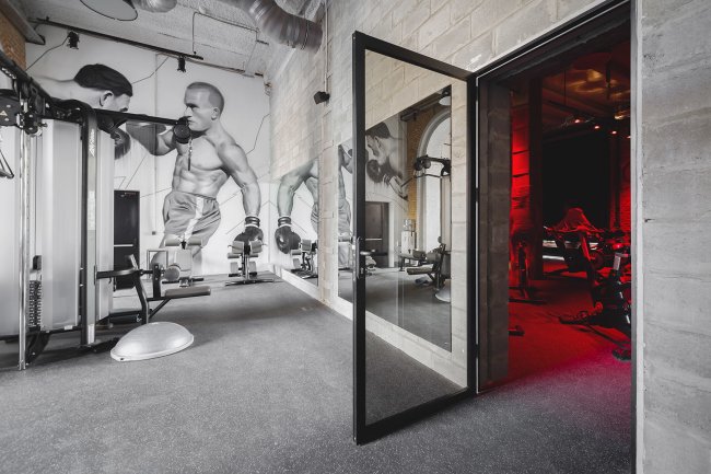 南京现代感建筑厚度健身房装修设计方案效果图-南京沙巴足球工装公司